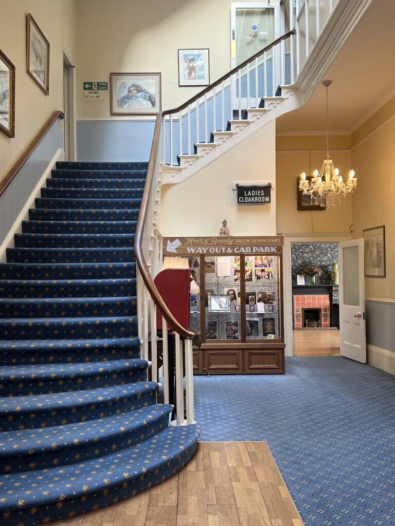 Treppenaufgang im Queens Hotel