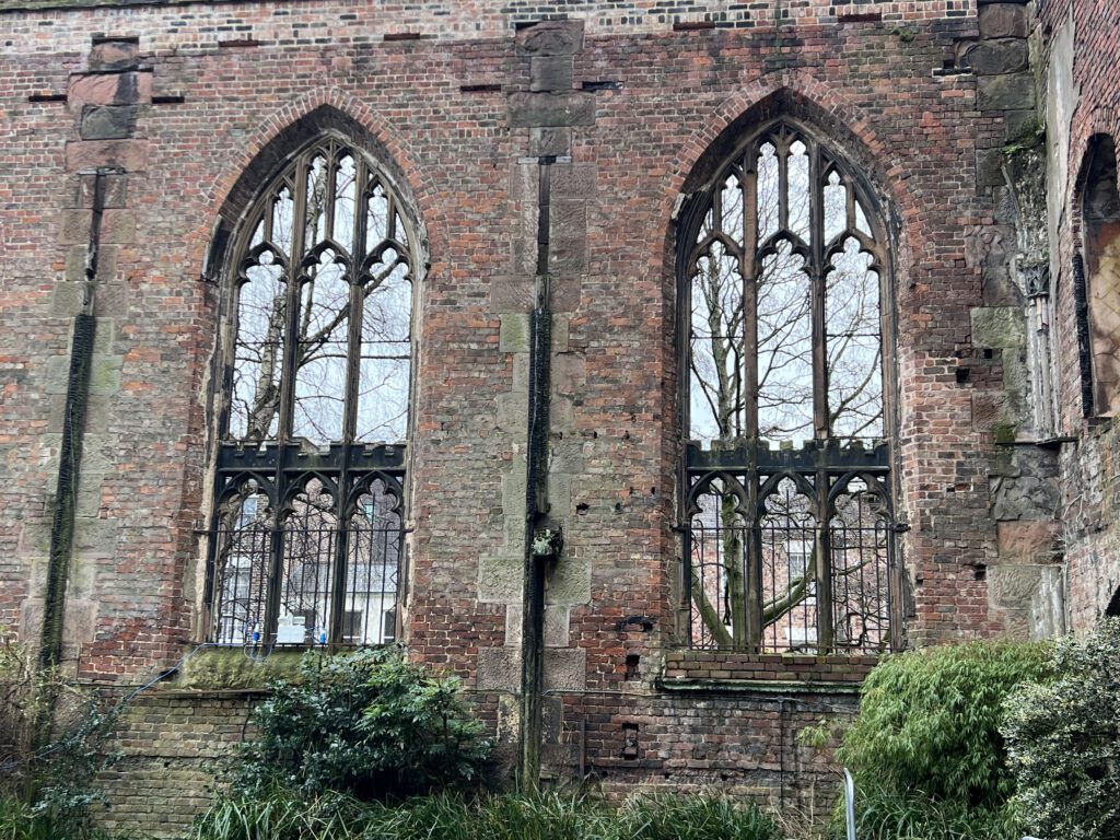 Fenster der St Luke’s Bombed Out Church