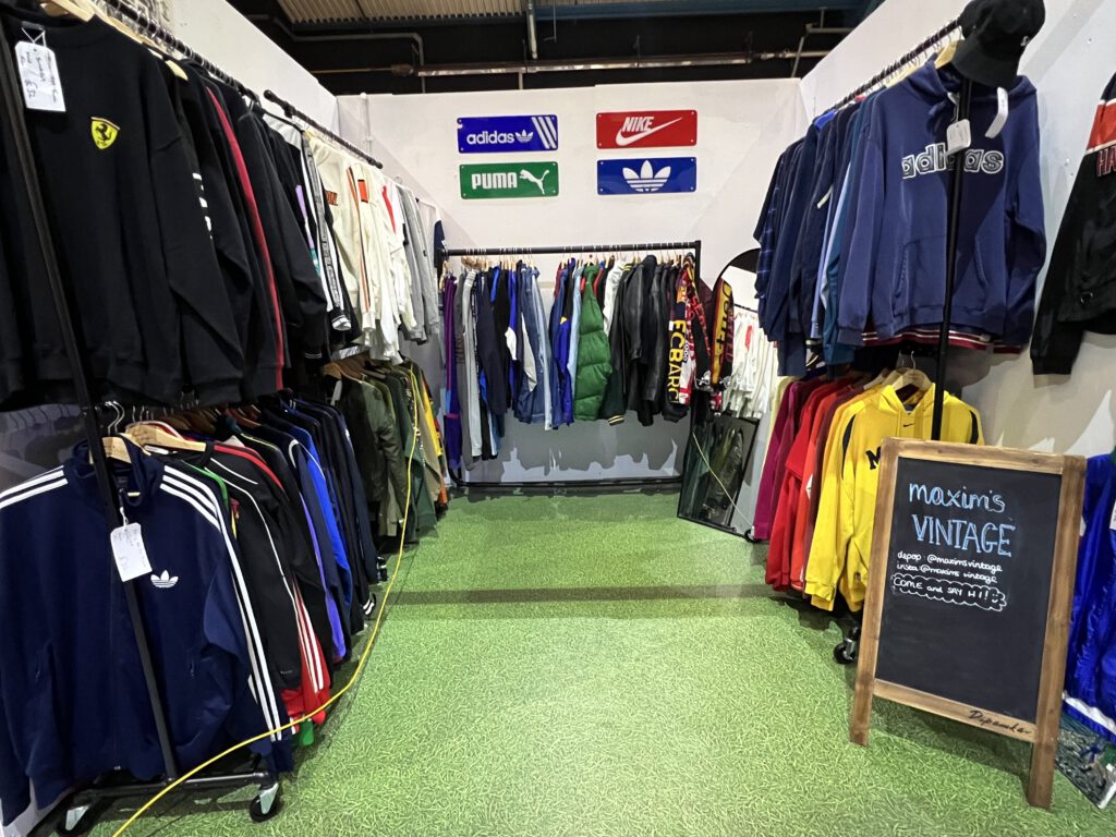 Maxim's Vintage im Red Brick Market