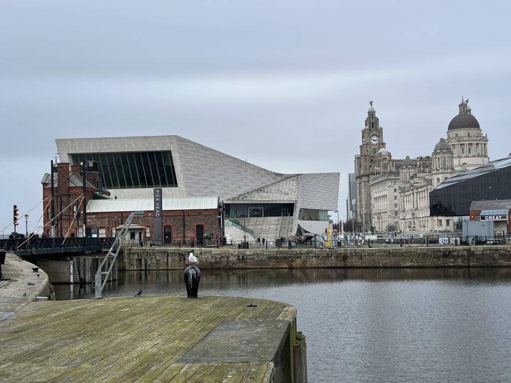 Museum of Liverpool mit den Drei Granzien im Hintergrund