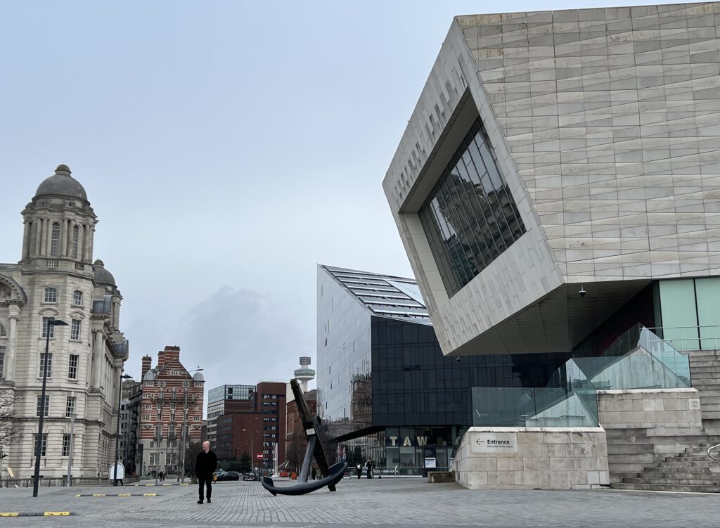 alte und neue Gebäude im Hafen von Liverpool