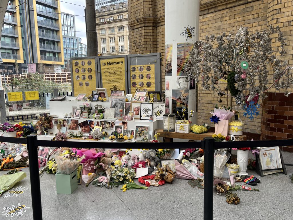 Blumen mit Fotos für die Opfer des Terroranschlags 2017 in Manchester