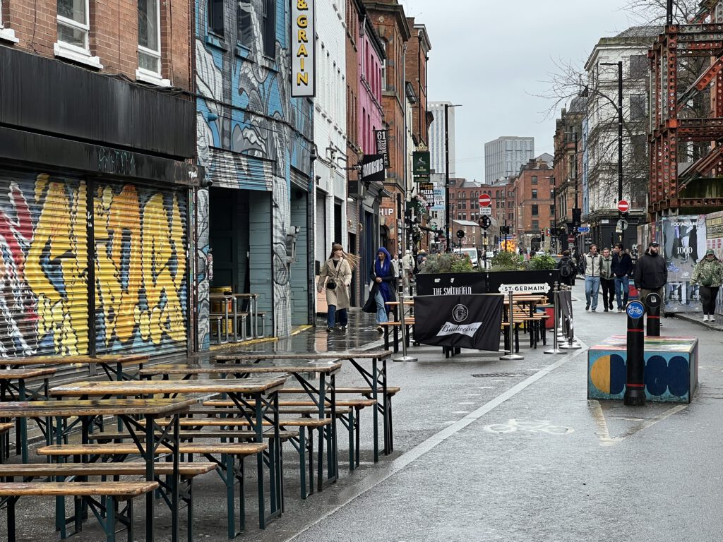 Tische und Bänke in der Thomas Street