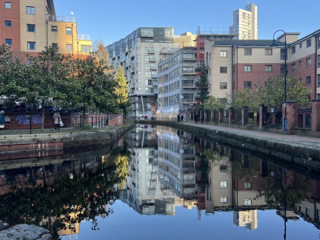 Spiegelungen am Rochdale Canal Tow Path