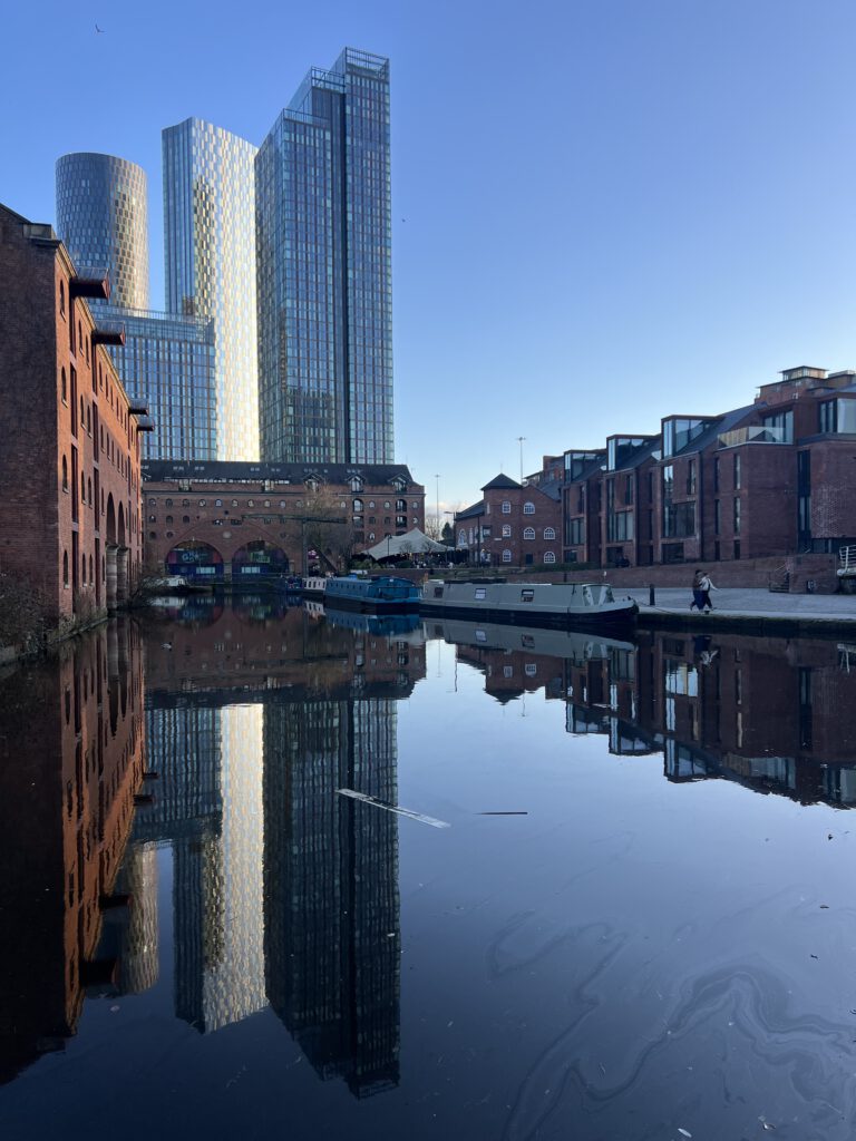 Hochhäuser spiegeln sich im Castlefield Basin
