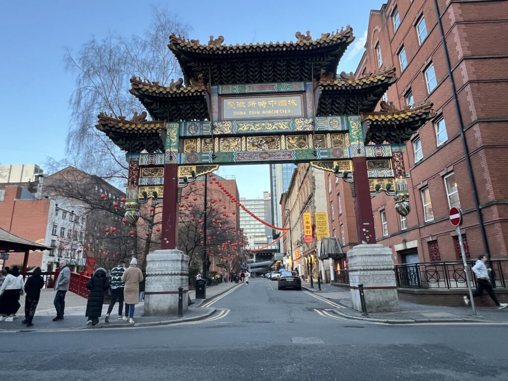 mit chinesischen Schriftzeichen verzierten Paifang