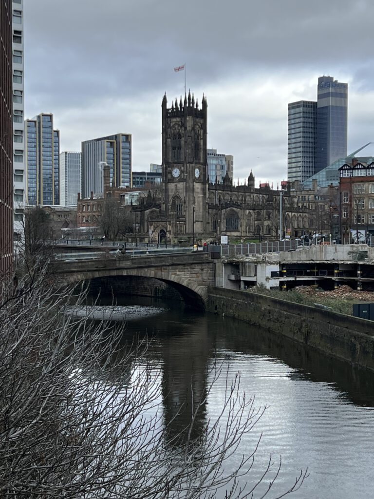 Manchester Cathedral mit Brücke