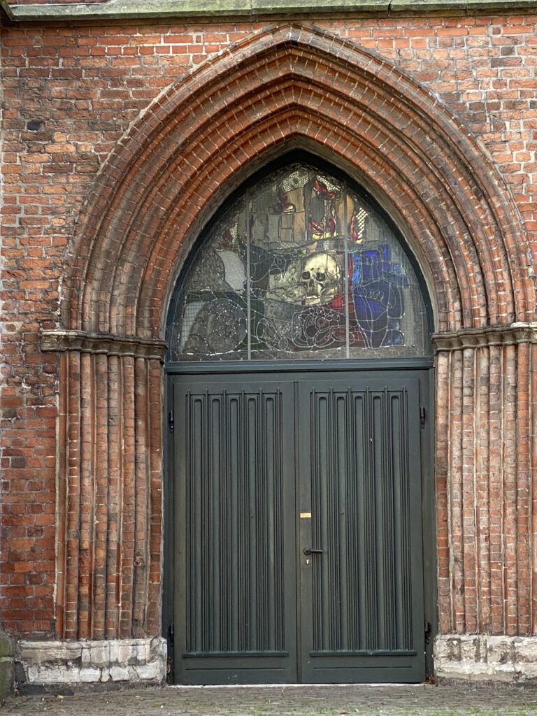 Kirchenfenster mit Totenkopf Lübeck