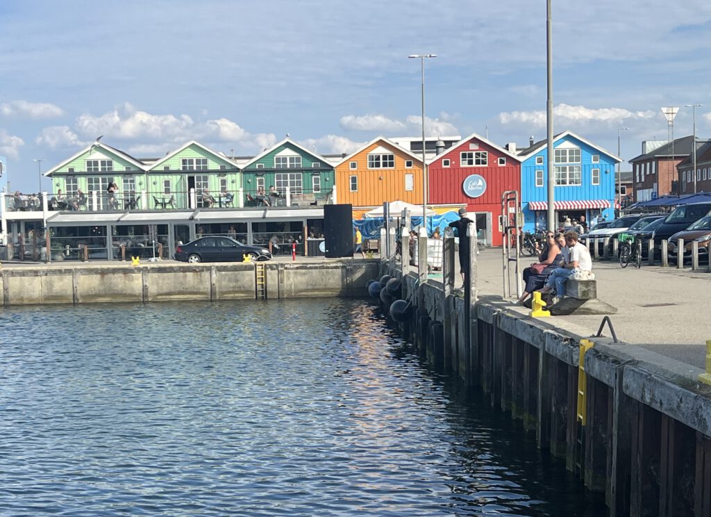 bunte Häuser im Hafen von Hvide Sande